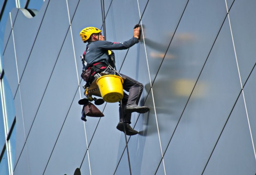 خدمة تنظيف واجهات المباني (سوبرمان)